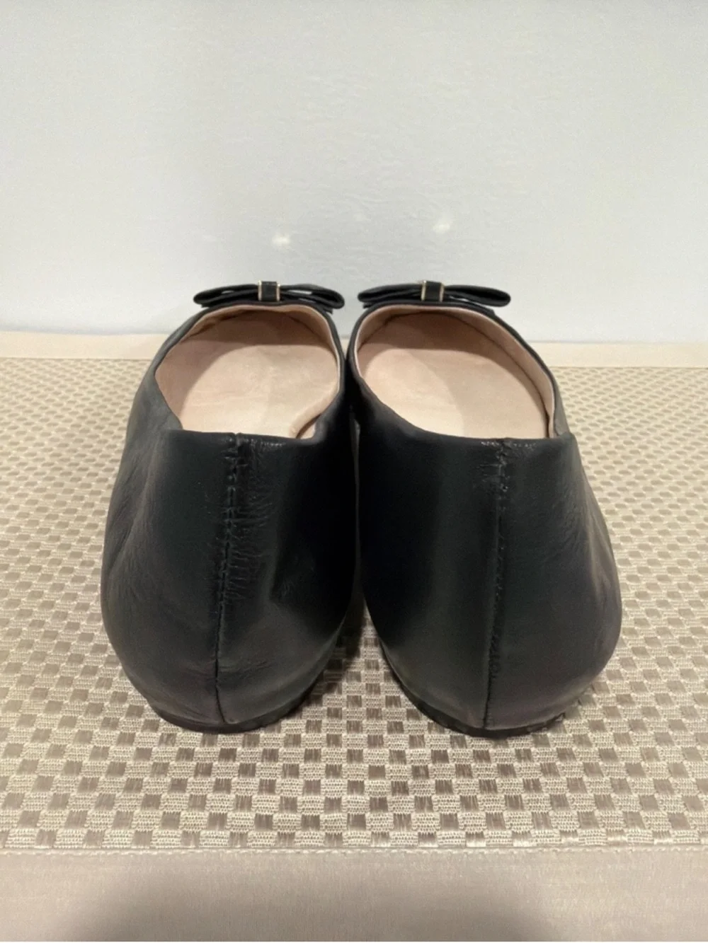 Louise et Cie 9.5 LO-FABLE Black Leather Gold Tone Raised Heel Bow Flats